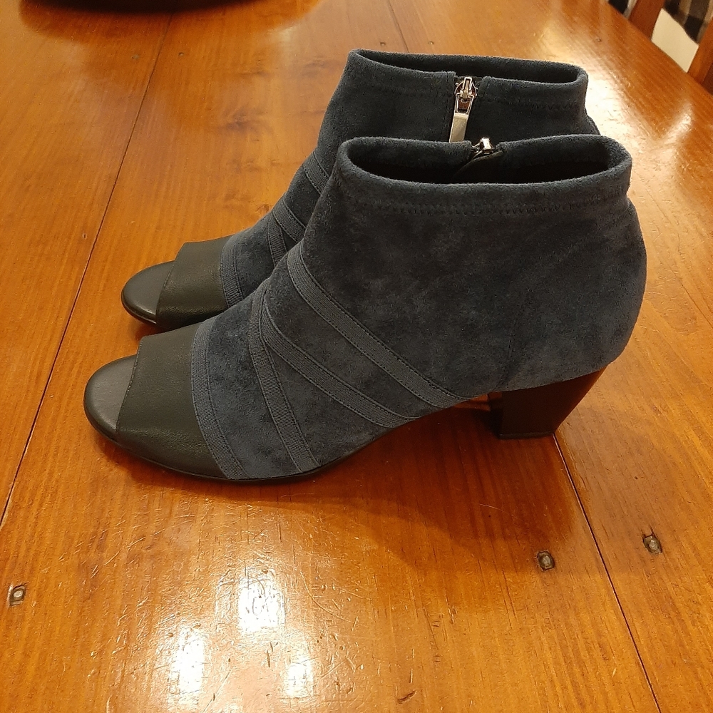 Woman's Trotters Maris Navy Bootie Shoes size 11